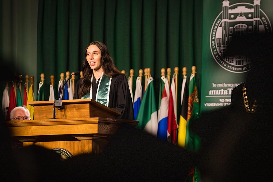 学生参议院 President 和 Student Regent Elizabeth Motazedi delivered greetings to Northwest President Dr. 兰斯·泰特姆. (Photo by Lauren Adams/<a href='http://rdiqpg.wolaipei.com'>网上赌博网站十大排行</a>)