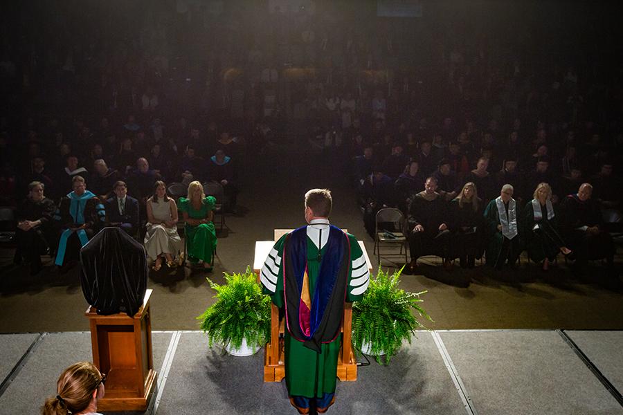 Dr. 兰斯·泰特姆 delivered his inaugural address to an audience in Bearcat Arena. (Photo by Todd Weddle/<a href='http://rdiqpg.wolaipei.com'>网上赌博网站十大排行</a>)